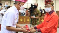 GUBERNUR Koster saat melantik Serinah menjadi Pjs Bupati Karangasemdi Wiswa Sabha Utama, Kantor Gubernur Bali, di Denpasar, Selasa (6/10/2020). Foto: ist GUBERNUR Koster saat melantik Serinah menjadi Pjs Bupati Karangasemdi Wiswa Sabha Utama, Kantor Gubernur Bali, di Denpasar, Selasa (6/10/2020). Foto: ist
