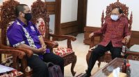 GUBERNUR Koster saat menerima Ketua PD FSP Par - SPSI Bali Putu Satyawira Marhaendradi Jayasabha, Denpasar, Senin (12/10/2020). Foto: ist GUBERNUR Koster saat menerima Ketua PD FSP Par - SPSI Bali Putu Satyawira Marhaendradi Jayasabha, Denpasar, Senin (12/10/2020). Foto: ist