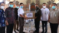 Gubernur Koster saat menerima bantuan dari Kemenkes yang diserahkan Staf Khusus Menkes Bidang TKP Daniel Tjen