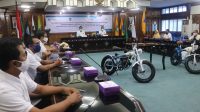 GUBERNUR NTB, Zulkieflimansyah; didampingi GM PLN UIW NTB, Lasiran, di sela-sela penandatangan nota kesepahaman pengembangan teknologi sepeda listrik Bima Electric Bicycle (Matric-B), Jumat (23/10/2020). Foto: ist GUBERNUR NTB, Zulkieflimansyah; didampingi GM PLN UIW NTB, Lasiran, di sela-sela penandatangan nota kesepahaman pengembangan teknologi sepeda listrik Bima Electric Bicycle (Matric-B), Jumat (23/10/2020). Foto: ist