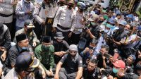 Gubernur NTB didampingi Sekda saat duduk bersila berpanas-panasab menerima ratusan pengunjuk rasa di depan kantor gubernur setempat, kemarin