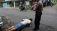 WARGA dihukum push up karena tidak menggunakan masker. Foto: adi WARGA dihukum push up karena tidak menggunakan masker. Foto: adi