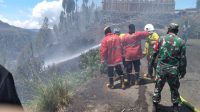 Foto: HUTAN TERBAKAR PETUGAS berusaha memadamkan api yang menghanguskan sekitar lima hektar hutan lindung di Desa Pinggan, Rabu (14/10/2020). Foto: gia Foto: HUTAN TERBAKAR PETUGAS berusaha memadamkan api yang menghanguskan sekitar lima hektar hutan lindung di Desa Pinggan, Rabu (14/10/2020). Foto: gia