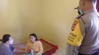 ANGGOTA Polsek Gianyar dan Satpol PP Gianyar mengamankan wanita mengamuk di Lingkungan Candi Baru Gianyar, Kamis (22/10/2020). Foto: ist ANGGOTA Polsek Gianyar dan Satpol PP Gianyar mengamankan wanita mengamuk di Lingkungan Candi Baru Gianyar, Kamis (22/10/2020). Foto: ist