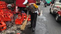 POLISI membersihkan sisa pecahan botol teh Sosro yang tumpah di Jalan Raya Kapal tepatnya di simpang Muncan, Mengwi, Jumat (23/10/2020) pagi. Foto: 020 POLISI membersihkan sisa pecahan botol teh Sosro yang tumpah di Jalan Raya Kapal tepatnya di simpang Muncan, Mengwi, Jumat (23/10/2020) pagi. Foto: 020