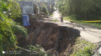 JALAN penghubung antara Lingkungan Bebalang dengan Banjar Tegal, Kelurahan Bebalang, yang nyaris jebol akibat hujan deras beberapa hari terakhir. Foto: gia JALAN penghubung antara Lingkungan Bebalang dengan Banjar Tegal, Kelurahan Bebalang, yang nyaris jebol akibat hujan deras beberapa hari terakhir. Foto: gia