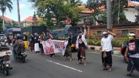 SEJUMLAH pendukung Jerinx melakukan aksi di depan PN Denpasar, Kamis (1/10/2020). Foto: gab SEJUMLAH pendukung Jerinx melakukan aksi di depan PN Denpasar, Kamis (1/10/2020). Foto: gab