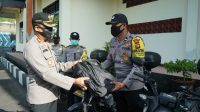 KAPOLRES Bangli, AKBP IGA Dhana Aryawan, menyerahkan tiga unit motor kepada bhabinkamtibmas di Polres Bangli, Rabu (21/10/2020). Foto: gia KAPOLRES Bangli, AKBP IGA Dhana Aryawan, menyerahkan tiga unit motor kepada bhabinkamtibmas di Polres Bangli, Rabu (21/10/2020). Foto: gia