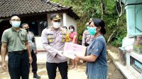 KAPOLRES Gianyar, AKBP Dewa Made Adnyana, memberi bantuan sembako kepada korban tanah longsor. Foto: adi KAPOLRES Gianyar, AKBP Dewa Made Adnyana, memberi bantuan sembako kepada korban tanah longsor. Foto: adi