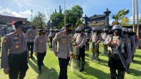 KAPOLRES Klungkung, AKBP Bima Aria Viyasa mengecek kesiapan personel Dalmas Polres Klungkung di lapangan Polres Klungkung, Senin (12/10/2020). Foto: ist KAPOLRES Klungkung, AKBP Bima Aria Viyasa mengecek kesiapan personel Dalmas Polres Klungkung di lapangan Polres Klungkung, Senin (12/10/2020). Foto: ist