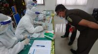 PEGAWAI Kejaksaan Negeri Karangasem menjalani tes urine, Senin (19/10/2020). Foto: nad PEGAWAI Kejaksaan Negeri Karangasem menjalani tes urine, Senin (19/10/2020). Foto: nad