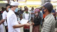 BUPATI Suwirta memantau penyerahan BLT di Kecamatan Nusa Penida, Rabu (21/10/2020). Foto: ist BUPATI Suwirta memantau penyerahan BLT di Kecamatan Nusa Penida, Rabu (21/10/2020). Foto: ist