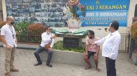 KPU Denpasar cek SDN 3 Serangan WAYAN Arsajaya (kiri) bersama staf KPU dan PPS Serangan saat meninjau lokasi simulasi pemungutan suara di SDN 3 Serangan, Senin (19/10/2020). Foto: gus hendra