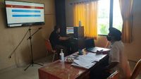 ANGGOTA KPU Tabanan, Ketua Divisi Hukum dan Pengawasan, I Wayan Sutama, saat mengikuti bimtek secara virtual, yang digelar MK RI dalam rangka Pemilihan Serentak Lanjutan 2020 di tengah pandemi Covid-19. Foto: ist ANGGOTA KPU Tabanan, Ketua Divisi Hukum dan Pengawasan, I Wayan Sutama, saat mengikuti bimtek secara virtual, yang digelar MK RI dalam rangka Pemilihan Serentak Lanjutan 2020 di tengah pandemi Covid-19. Foto: ist