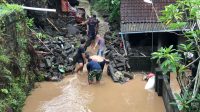 SEHARI semalam diguyur hujan deras, Sabtu (10/10/2020), sejumlah wilayah di Tabanan jadi lumpuh akibat banjir, tanah longsor, dan pohon tumbang. Foto: ist SEHARI semalam diguyur hujan deras, Sabtu (10/10/2020), sejumlah wilayah di Tabanan jadi lumpuh akibat banjir, tanah longsor, dan pohon tumbang. Foto: ist