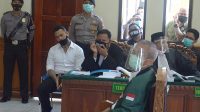Ketua Ikatan Dokter Indonesia (IDI) wilayah Bali dr. I Gede Putra Suteja mengikuti pemeriksaan saksi, di PN Denpasar