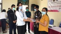 KETUA P3M Poltek Par Bali, Dr. Ni Made Eka Mahadewi M.Par., menyerahkan sertifikat secara simbolis kepada salah seorang peserta pelatihan dan pengembangan Desa Wisata Cau Belayu, Tabanan. Foto: ist KETUA P3M Poltek Par Bali, Dr. Ni Made Eka Mahadewi M.Par., menyerahkan sertifikat secara simbolis kepada salah seorang peserta pelatihan dan pengembangan Desa Wisata Cau Belayu, Tabanan. Foto: ist