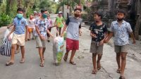 ANAK-ANAK di lingkungan Banjar Banda, Desa Saba, Blahbatuh, memunguti sampah plastik di sepanjang jalan dan selokan. Foto: adi ANAK-ANAK di lingkungan Banjar Banda, Desa Saba, Blahbatuh, memunguti sampah plastik di sepanjang jalan dan selokan. Foto: adi