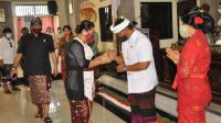 BUPATI Tabanan, Ni Putu Eka Wiryastuti, mengucapkan selamat kepada I Gede Oka Winaya, usai pelantikan PAW di Gedung DPRD Tabanan, Senin (26/10/2020). Foto: ist BUPATI Tabanan, Ni Putu Eka Wiryastuti, mengucapkan selamat kepada I Gede Oka Winaya, usai pelantikan PAW di Gedung DPRD Tabanan, Senin (26/10/2020). Foto: ist