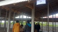 PEDAGANG mengambil undian di penampungan sementara Pasar Umum Sukawati di Banjar Gelumpang, Sukawati. Foto: adi PEDAGANG mengambil undian di penampungan sementara Pasar Umum Sukawati di Banjar Gelumpang, Sukawati. Foto: adi