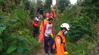 PETUGAS Basarnas Bali mengevakuasi seorang pendaki Gunung Agung yang ditemukan selamat setelah sempat kelelahan saat berusaha turun dari gunung tertinggi di Bali itu. Foto: ist PETUGAS Basarnas Bali mengevakuasi seorang pendaki Gunung Agung yang ditemukan selamat setelah sempat kelelahan saat berusaha turun dari gunung tertinggi di Bali itu. Foto: ist