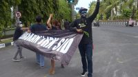 SEBAGIAN pendukung Jerinx saat melakukan aksi di PN Denpasar, Selasa (6/10/2020). Dalam putusan sela, eksepsi Jerinx ditolak oleh majelis hakim. Foto: gab SEBAGIAN pendukung Jerinx saat melakukan aksi di PN Denpasar, Selasa (6/10/2020). Dalam putusan sela, eksepsi Jerinx ditolak oleh majelis hakim. Foto: gab