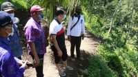 PERBEKEL Desa Nyalian, Cokorda Gede Agung Maha, mengantarkan Bupati Klungkung ke lokasi proyek Pamsimas di Dusun Tegalwangi, Desa Nyalian, Selasa (13/10/2020). Foto: baw PERBEKEL Desa Nyalian, Cokorda Gede Agung Maha, mengantarkan Bupati Klungkung ke lokasi proyek Pamsimas di Dusun Tegalwangi, Desa Nyalian, Selasa (13/10/2020). Foto: baw
