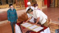 BUPATI Bangli, I Made Gianyar, menandatangani perjanjian kerjasama dengan pengelola Desa Wisata Penglipuran dan Pura Kehen, Selasa (27/10/2020). Foto: gia BUPATI Bangli, I Made Gianyar, menandatangani perjanjian kerjasama dengan pengelola Desa Wisata Penglipuran dan Pura Kehen, Selasa (27/10/2020). Foto: gia
