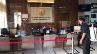 PENYEMPROTAN disinfektan di PN Gianyar setelah satu pegawai dinyatakan positif Covid-19. Foto: ist PENYEMPROTAN disinfektan di PN Gianyar setelah satu pegawai dinyatakan positif Covid-19. Foto: ist