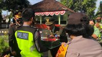 PERSONEL Polres Klungkung memberi kue ulang tahun ke Kodim 1610/Klungkung, Senin (5/10/2020). Foto: baw PERSONEL Polres Klungkung memberi kue ulang tahun ke Kodim 1610/Klungkung, Senin (5/10/2020). Foto: baw