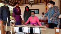 KETUA DPR RI, Puan Maharani; dan Menteri Pemberdayaan Perempuan dan Anak (PPA), Gusti Ayu Bintang Darmawati, melihat perajin kain tenun cagcag. Foto: adi KETUA DPR RI, Puan Maharani; dan Menteri Pemberdayaan Perempuan dan Anak (PPA), Gusti Ayu Bintang Darmawati, melihat perajin kain tenun cagcag. Foto: adi