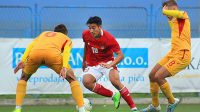 Penyerang tim nasional U-19 Indonesia Jack Brown (tengah) saat melawan Mecadonia Utara