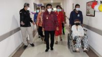 Pjs. Bupati Badung I Ketut Lihadnyana saat meninjau langsung laboratorium PCR di RSD Badung