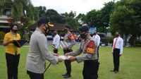 KAPOLRES Tabanan, AKBP Mariochristy Panca Sakti Siregar, memberikan piagam penghargaan kepada anggota jajaran yang berprestasi, Kamis (8/10/2020). Foto: gap KAPOLRES Tabanan, AKBP Mariochristy Panca Sakti Siregar, memberikan piagam penghargaan kepada anggota jajaran yang berprestasi, Kamis (8/10/2020). Foto: gap