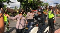 POLRES, Kodim 1610 dan Satpol PP Klungkung merazia pengendara sepeda motor yang tidak memakai masker, Senin (5/10/2020). Foto: baw POLRES, Kodim 1610 dan Satpol PP Klungkung merazia pengendara sepeda motor yang tidak memakai masker, Senin (5/10/2020). Foto: baw