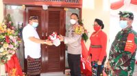 PEMOTONGAN pita dan penyerahan kunci rumah dinas oleh Bupati Jembrana, I Putu Artha, kepada Kapolres Jembrana AKBP I Ketut Gede Adi Wibawa. Foto: man PEMOTONGAN pita dan penyerahan kunci rumah dinas oleh Bupati Jembrana, I Putu Artha, kepada Kapolres Jembrana AKBP I Ketut Gede Adi Wibawa. Foto: man