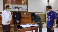 PT Indonusa Algaemas Prima menandatangani kerjasama dengan Pemkab Klungkung, Selasa (6/10/2020) di ruang rapat Praja Mandala Kantor Bupati Klungkung. Foto: baw PT Indonusa Algaemas Prima menandatangani kerjasama dengan Pemkab Klungkung, Selasa (6/10/2020) di ruang rapat Praja Mandala Kantor Bupati Klungkung. Foto: baw