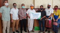 SEKDA Bangli, Ida Bagus Gde Giri Putra, saat menyerahkan kliem BPJS Ketenagakerjaan kepada ahli waris pegawai non-ASN Ni Wayan Supadmi yang bertugas sebagai GTT di SDN 4 Kayubihi. Foto: ist SEKDA Bangli, Ida Bagus Gde Giri Putra, saat menyerahkan kliem BPJS Ketenagakerjaan kepada ahli waris pegawai non-ASN Ni Wayan Supadmi yang bertugas sebagai GTT di SDN 4 Kayubihi. Foto: ist