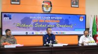 SEKDA NTB, Lalu Gita Ariadi (kanan) menjadi narasumber dialog “Pilkada Kondusif dan Sehat” bersama Ketua KPU NTB dan Kabid Humas Polda NTB Kombes Pol Artanto (kiri). Foto: ist SEKDA NTB, Lalu Gita Ariadi (kanan) menjadi narasumber dialog “Pilkada Kondusif dan Sehat” bersama Ketua KPU NTB dan Kabid Humas Polda NTB Kombes Pol Artanto (kiri). Foto: ist