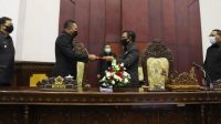 SERAH-TERIMA berita acara sidang paripurna penetapan APBD Induk Tahun Anggaran 2021. Foto: adi SERAH-TERIMA berita acara sidang paripurna penetapan APBD Induk Tahun Anggaran 2021. Foto: adi