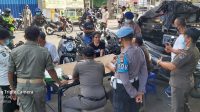 Foto : SIDAK MASKER BEBERAPA warga di Pasar Kusamba, Kecamatan Dawan sedang terjaring razia tim yustisi, Rabu (14/10/2020). Foto: ist Foto : SIDAK MASKER BEBERAPA warga di Pasar Kusamba, Kecamatan Dawan sedang terjaring razia tim yustisi, Rabu (14/10/2020). Foto: ist