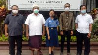 KASEK Nyoman Mudita foto bersama Ni Komang Trya Purnama Nova peraih juara I nasional membuat masker ramah lingkungan; didampingi wakasek dan pembina, I Kadek Artayasa, ST. Foto: tra KASEK Nyoman Mudita foto bersama Ni Komang Trya Purnama Nova peraih juara I nasional membuat masker ramah lingkungan; didampingi wakasek dan pembina, I Kadek Artayasa, ST. Foto: tra