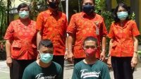 KASEK Wayan Sumiara foto bersama siswa berprestasi didampingi para wakil kepala sekolah. Foto: tra KASEK Wayan Sumiara foto bersama siswa berprestasi didampingi para wakil kepala sekolah. Foto: tra