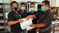 Salinan DPT - ist KOMISIONER KPU Tabanan, I Ketut Sugina, ketika mendistribusikan salinan DPT ke petugas PPS, di KPU Tabanan, Jumat (23/10/2020). Foto: gagah