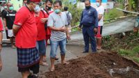 Sanjaya tinjau longsor - ist CALON Bupati Tabanan, Komang Sanjaya, saat meninjau korban tanah longsor dan banjir di Sanggulan, Sabtu (10/10/2020). Foto: gagah