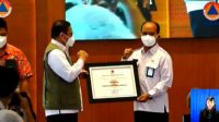 Sekretaris Utama BNPB Harmensyah menyerahkan penghargaan kepada Gubernur Koster diterima oleh Kepala Pelaksana BPBD Provinsi Bali