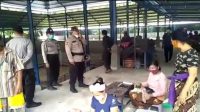 POLSEK Blahbatuh saat mendatangi tajen di areal Pura Musen, Banjar Blangsinga, Desa Saba, Blahbatuh.Foto: ist POLSEK Blahbatuh saat mendatangi tajen di areal Pura Musen, Banjar Blangsinga, Desa Saba, Blahbatuh.Foto: ist