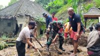 TANAH longsor menimpa rumah warga di Bangli, belum lama ini. Cuaca buruk yang terjadi belakangan ini, BPBD Bangli mengingatkan warga waspada. Foto: gia TANAH longsor menimpa rumah warga di Bangli, belum lama ini. Cuaca buruk yang terjadi belakangan ini, BPBD Bangli mengingatkan warga waspada. Foto: gia