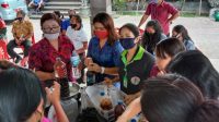 TIM DLH Buleleng saat melakukan pelatihan pembuatan Eco Enzym, menyasar PKK dan KWT di Desa Bengkel, beberapa waktu lalu. Foto: ist TIM DLH Buleleng saat melakukan pelatihan pembuatan Eco Enzym, menyasar PKK dan KWT di Desa Bengkel, beberapa waktu lalu. Foto: ist