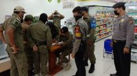 TIM gabungan menggelar operasi yustisi penerapan disiplin dan penegakan hukum protokol kesehatan (prokes) di sejumlah tempat di Kintamani, Selasa (6/10/2020). Foto: gia TIM gabungan menggelar operasi yustisi penerapan disiplin dan penegakan hukum protokol kesehatan (prokes) di sejumlah tempat di Kintamani, Selasa (6/10/2020). Foto: gia